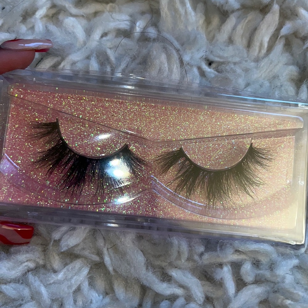 Authentic Mink Lashes 🤎 - Picture 2 of 3